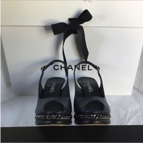 CHANEL - Picture 9 of 16